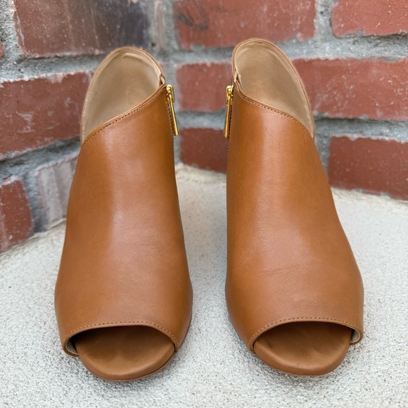 MICHAEL MICHAEL KORS
Elodie Leather Peep Toe Side Zip Shooties Sz 9 - Picture 5 of 13